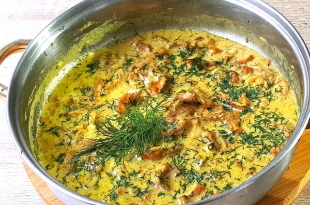 Jak zrobić sos z kurek w śmietanie – prosty przepis na pyszny smak