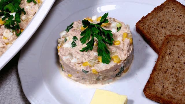 Jak zrobić sałatkę z tuńczykiem i jajkiem – prosty przepis na pyszność