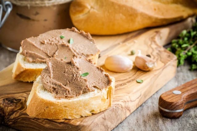 Jakie przyprawy do pasztetu drobiowego, by zaskoczyć smakiem?