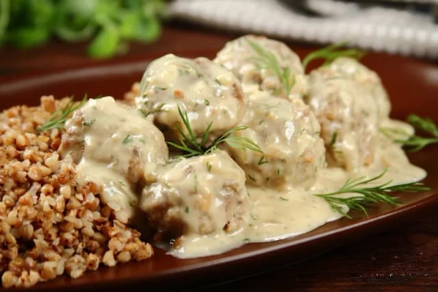 Z czym podawać pulpety w sosie koperkowym? Odkryj idealne dodatki