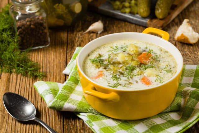 Jakie przyprawy do ogórkowej? Odkryj smaki, które zachwycą!