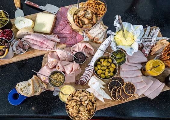 Przekąski na imprezę, które można zrobić dzień wcześniej - łatwe i smaczne pomysły