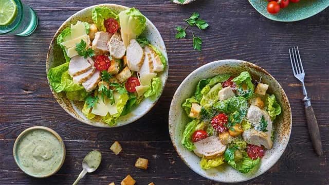 Jak zrobić sałatkę cezar, aby zachwycić swoich gości smakiem