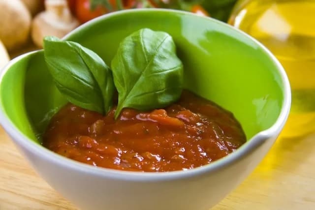Jak zrobić sos do pizzy z pomidorów, który zachwyci smakiem